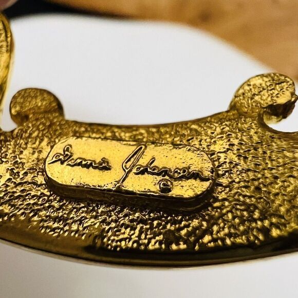 Vintage GINNIE JOHANSEN Gold Tone Black Enamel Brooch Open Work 4093 - Picture 5 of 9